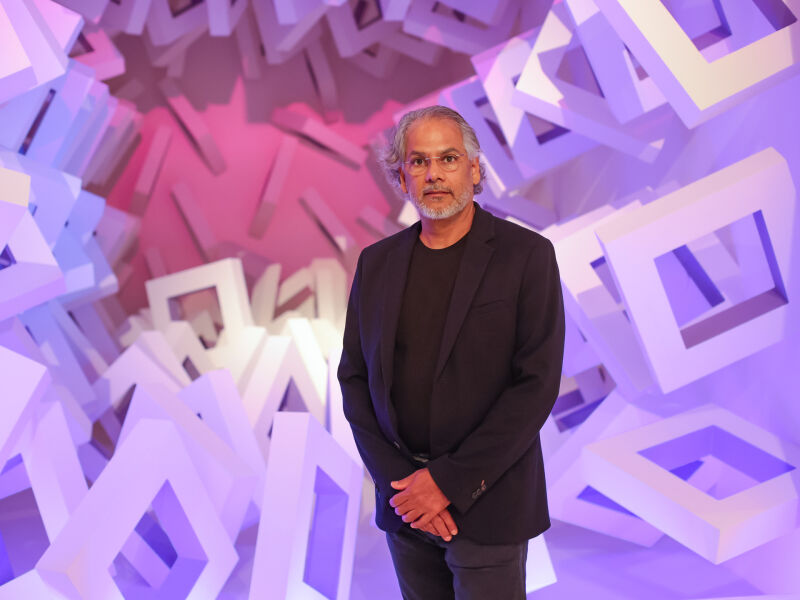 Jaildo Marinho et son œuvre Natureza Noturna, exposition à l'Instituto Ricardo Brennand